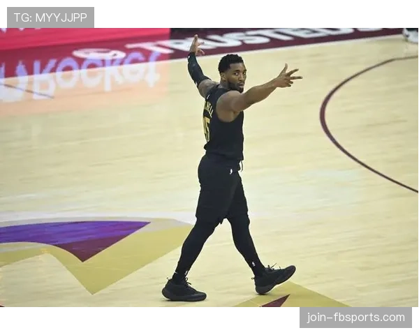 米切尔突破制造关键得分拉开与同位置得分手差距