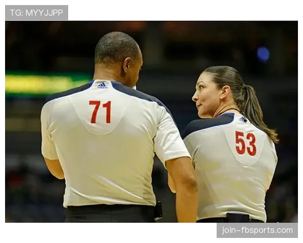 裁判协商判罚流程是什么规则?详解NBA与FIBA判罚决策机制差异 裁判协商判罚流程是什么规则?详解NBA与FIBA判罚决策机制差异